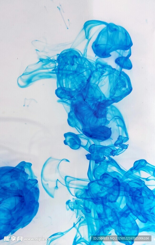 藍色墨水水中擴散景象