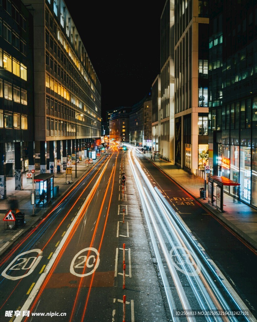 城市夜晚車流光影軌跡