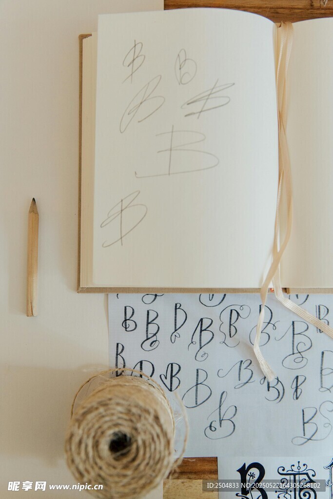 手繪本子與文具靜物場景