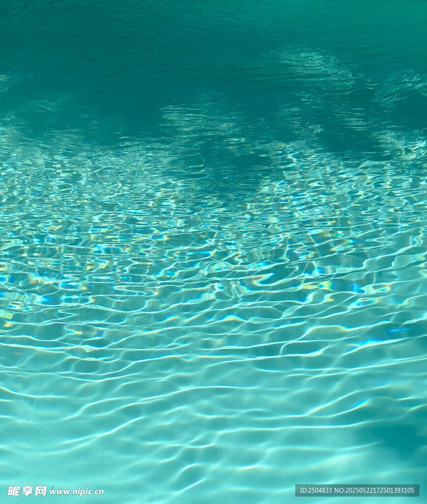 清澈泳池水面波光粼粼