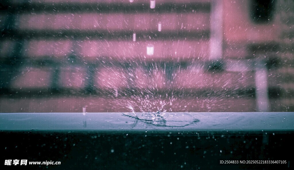 水滴落下濺起水花瞬間