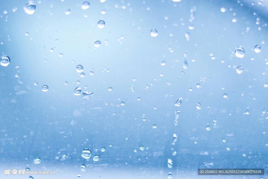 玻璃上的晶瑩雨滴