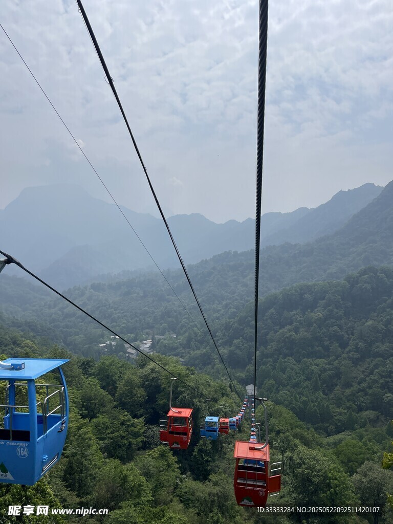 山間纜車穿梭于蔥郁山林