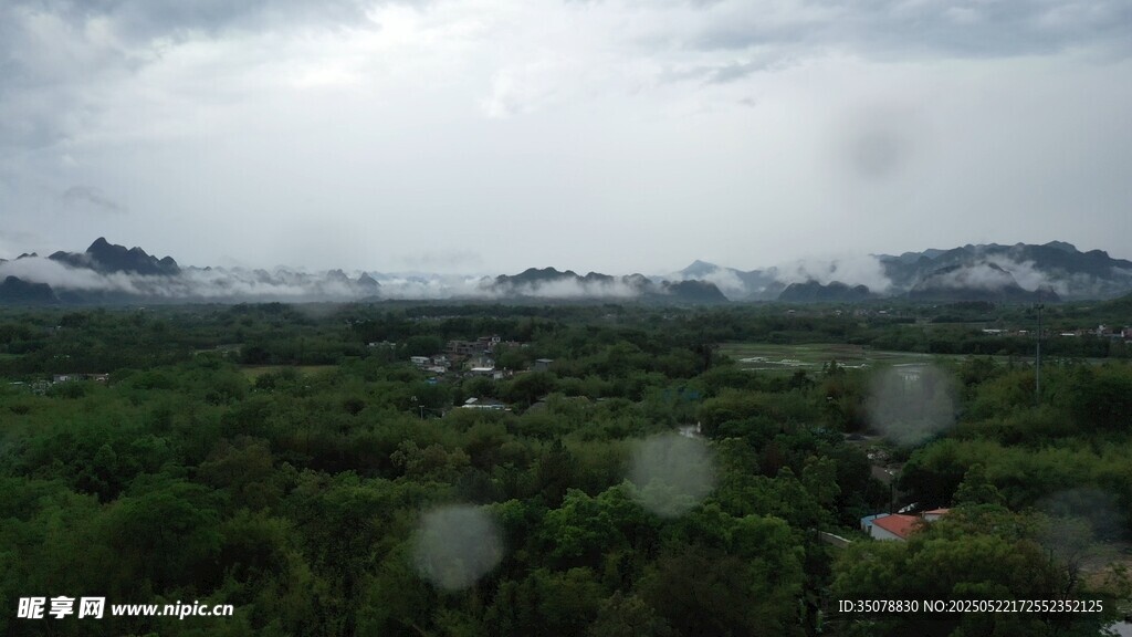 英德大灣雨中俯瞰蔥郁山林景色