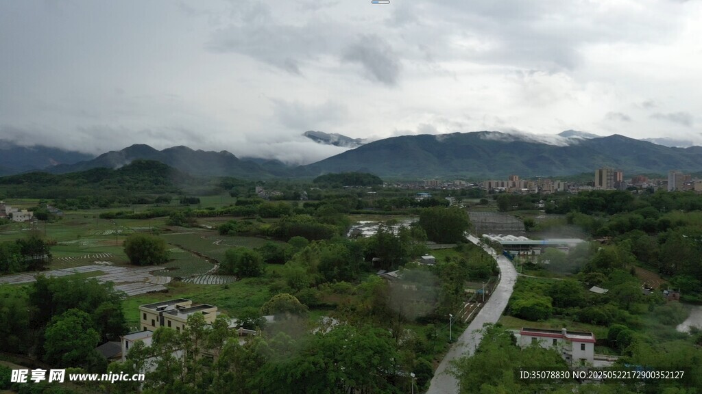 英德大灣山間蜿蜒公路與蔥郁景致