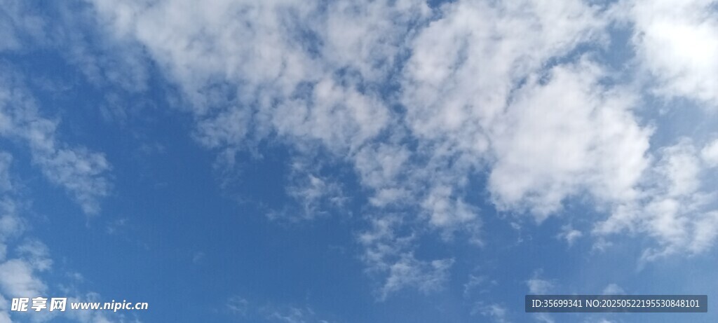 晴朗藍天飄著朵朵白云