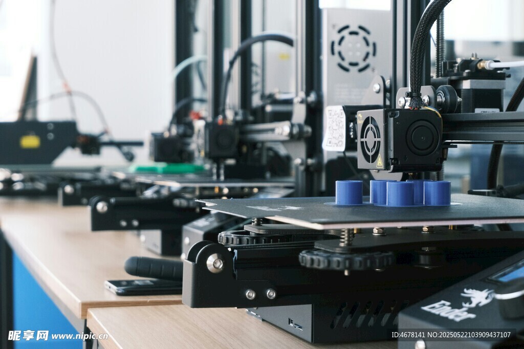 桌上的多臺3D打印機設備