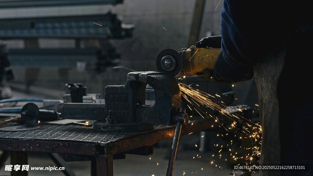 工人專注進行金屬切割作業