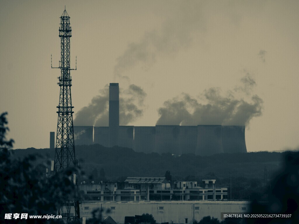 工廠煙囪排放煙霧景象