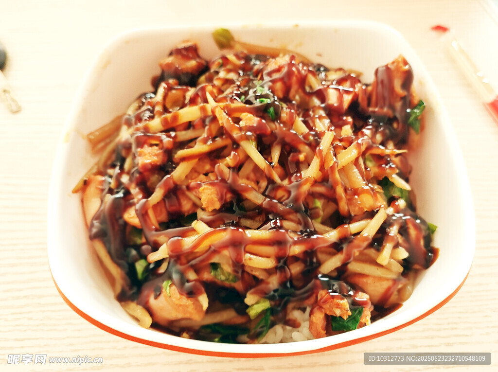 黑椒烤肉拌飯