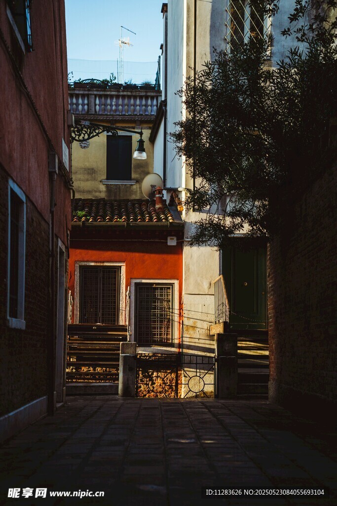 古雅小巷中的中式建筑