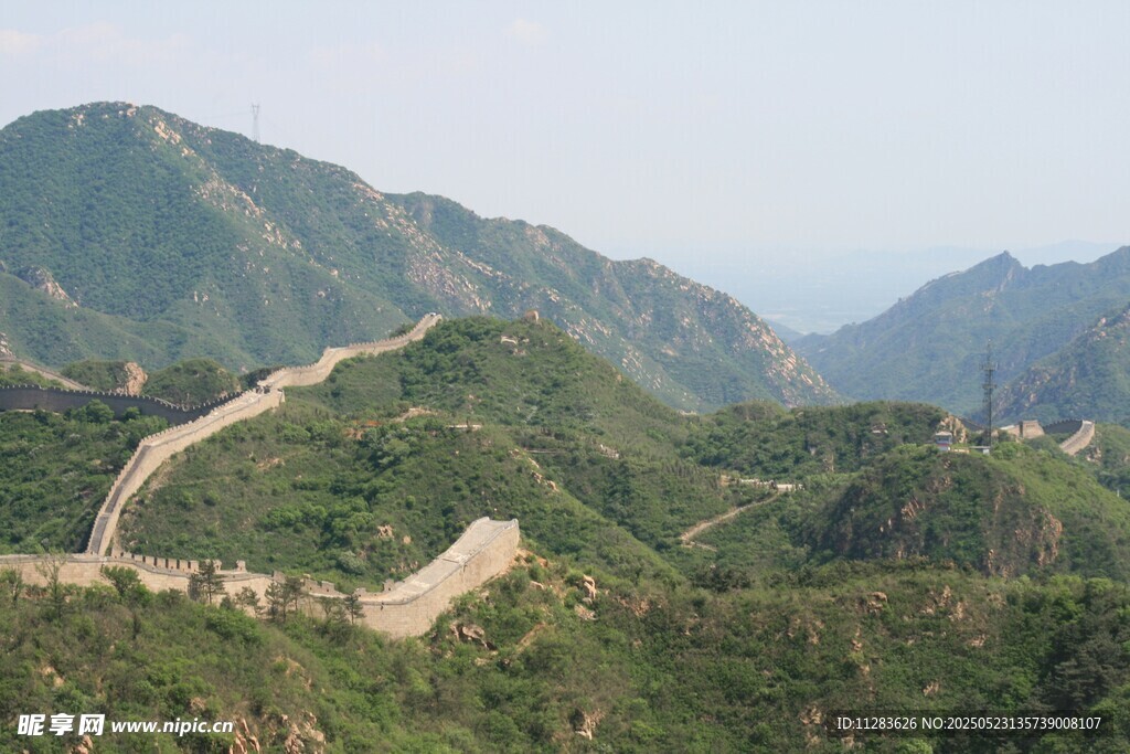 壯麗長(zhǎng)城蜿蜒于青山間