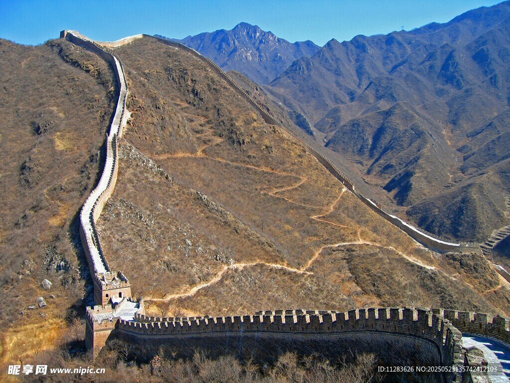 壯麗長城蜿蜒于山巒之間