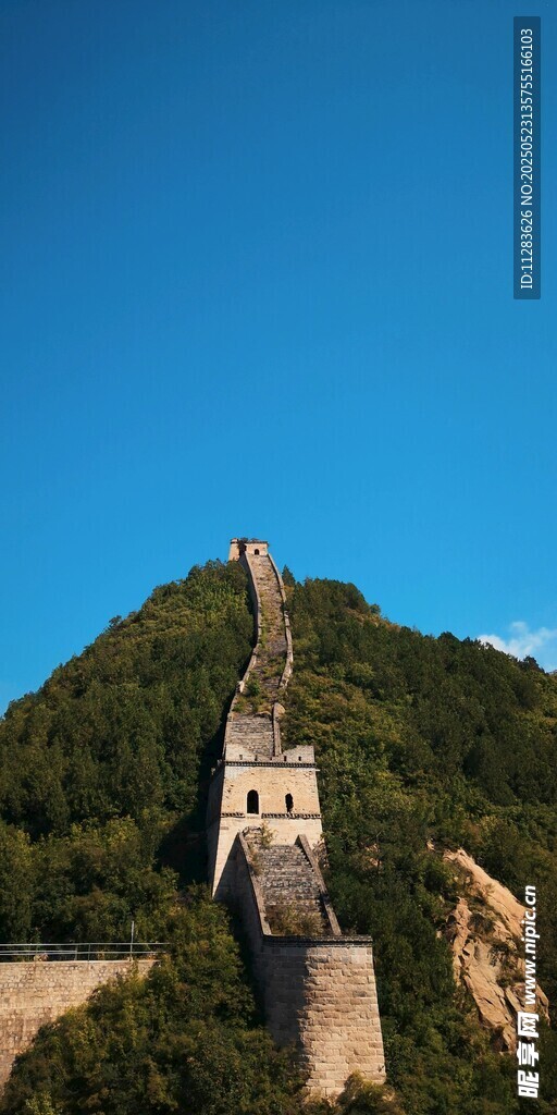 雄偉長城屹立青山之巔