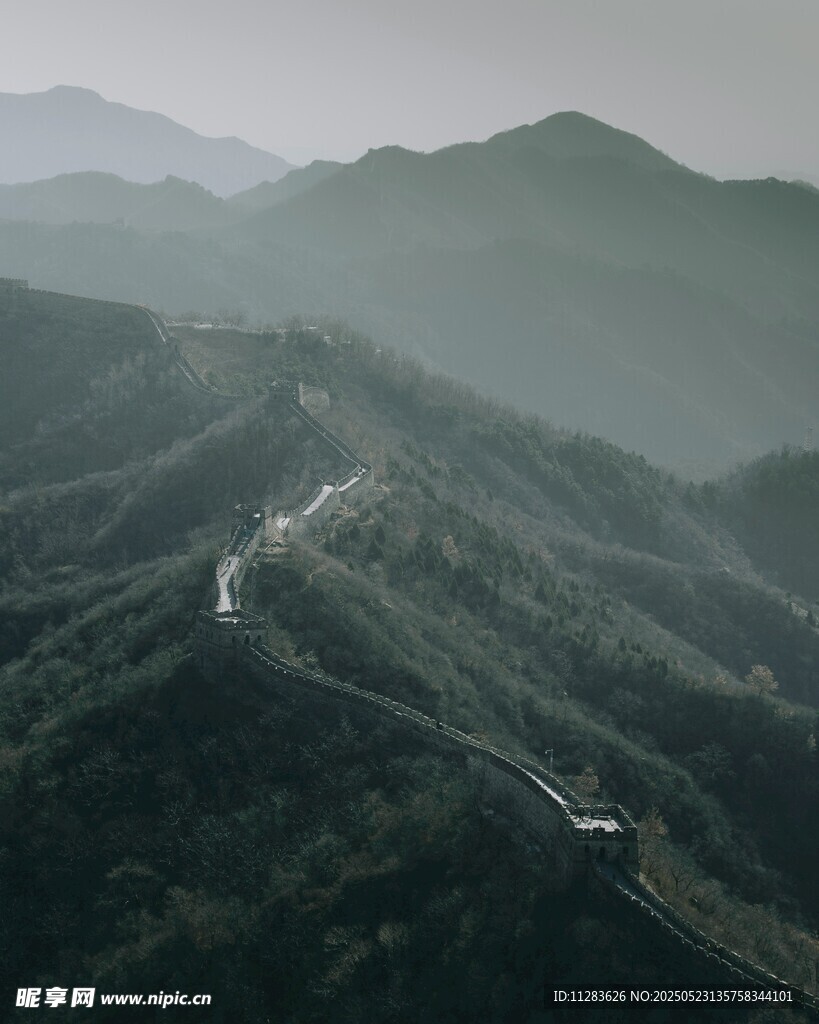 蜿蜒山路穿梭于青山之間