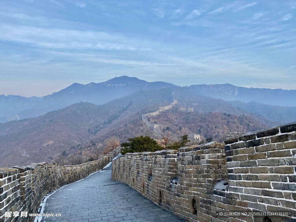 壯麗長城蜿蜒于山巒之間