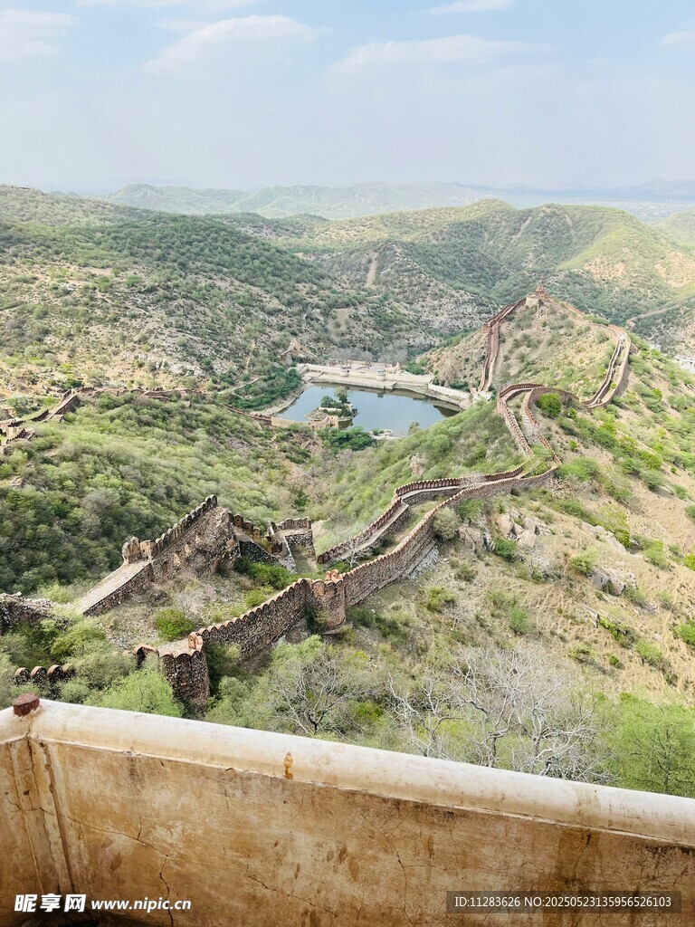 俯瞰山間景色與古老遺跡