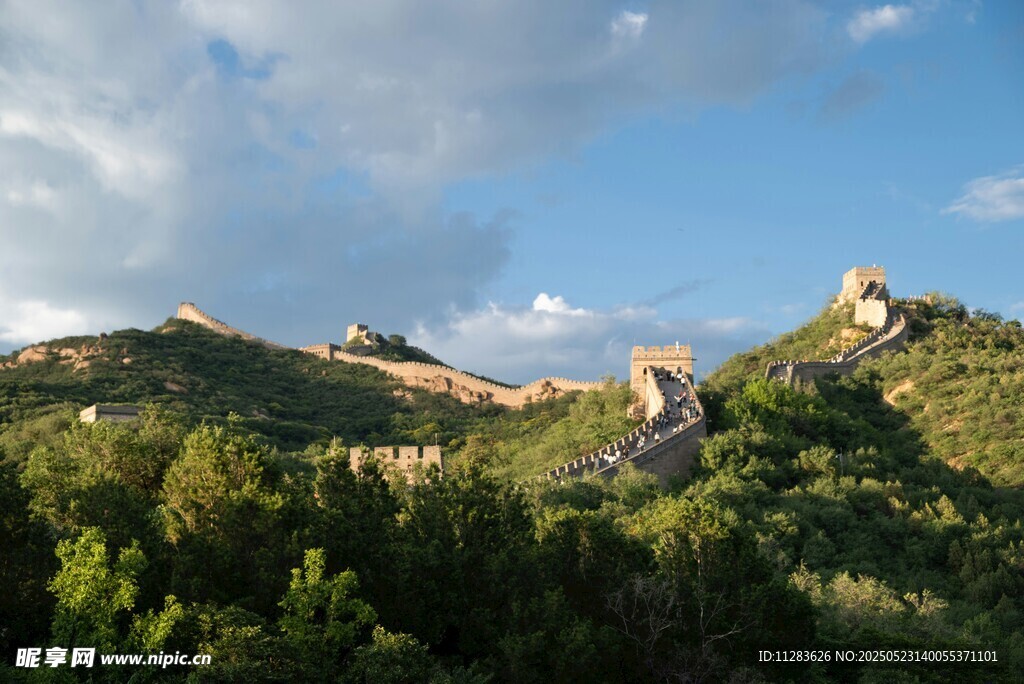 山巒綠意藍天美景