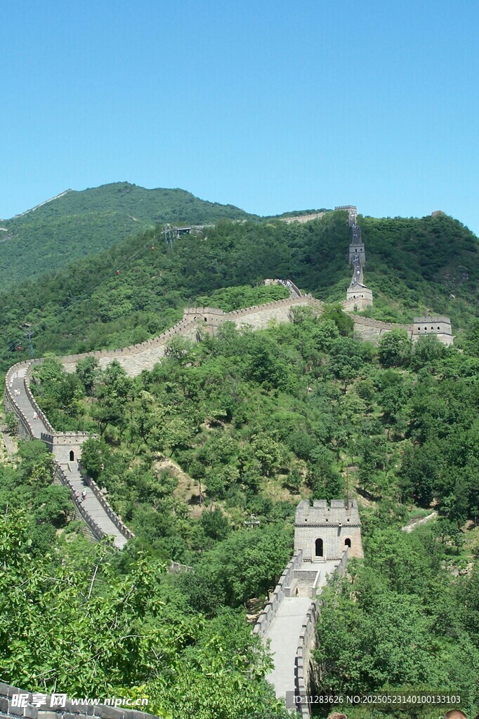 壯麗長城蜿蜒于青山之間