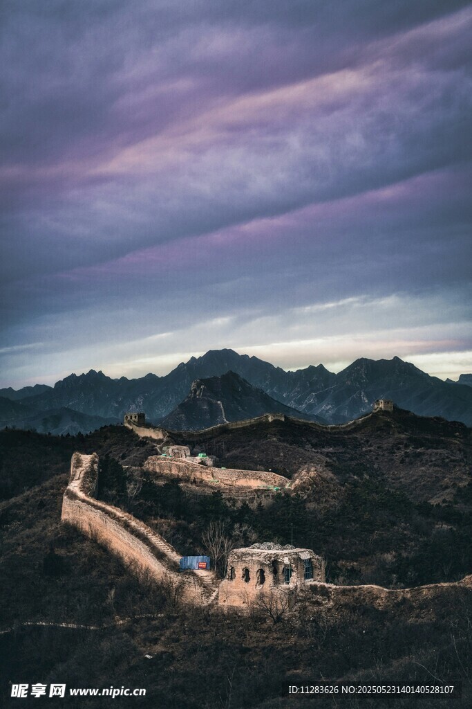 壯麗長城于山巒云海間