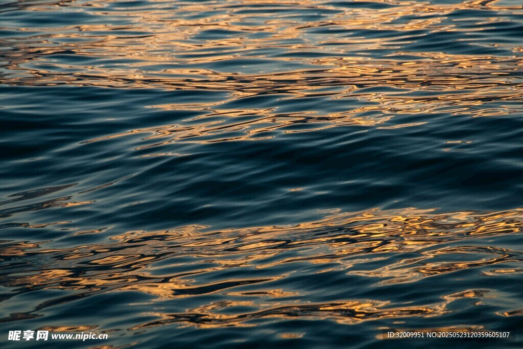 夕陽下波光粼粼的海面