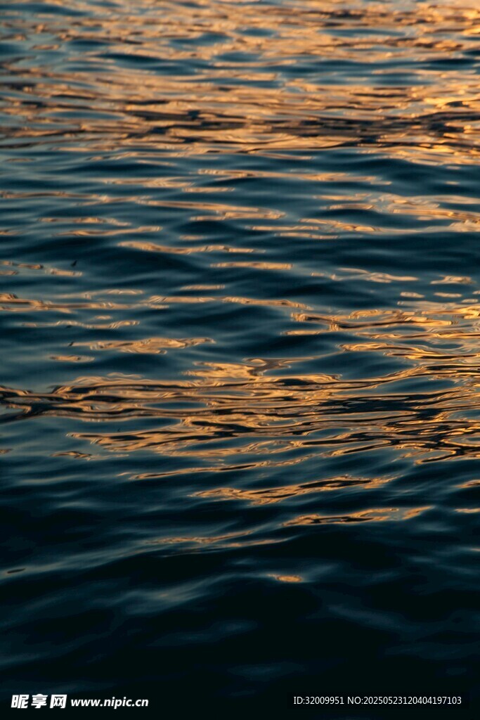 夕陽下波光粼粼的水面