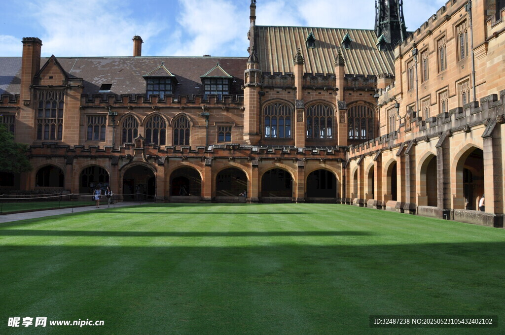 悉尼大學古老庭院中的大片綠草坪
