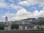 城市天際線與藍(lán)天白云景觀