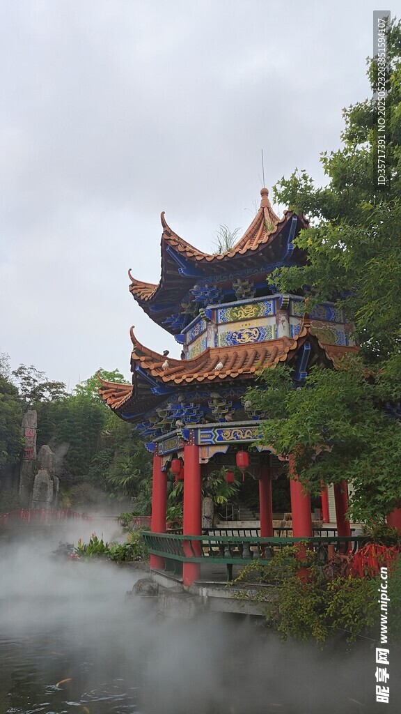 中式古亭云霧繚繞之景