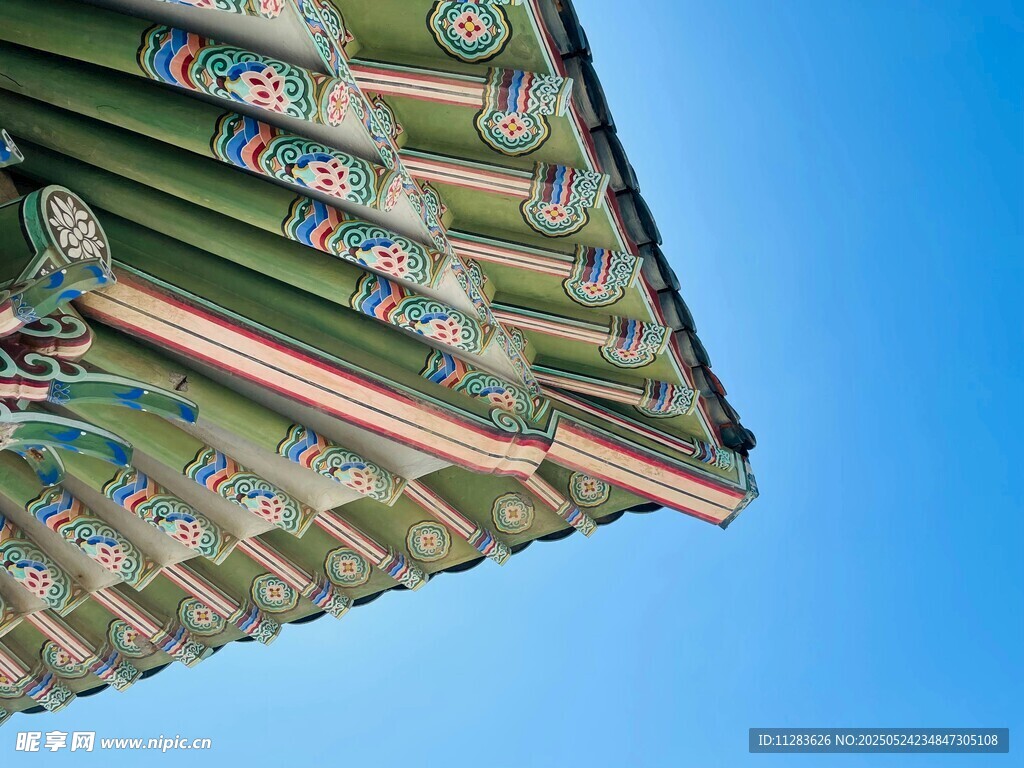 中式古建筑屋檐一角