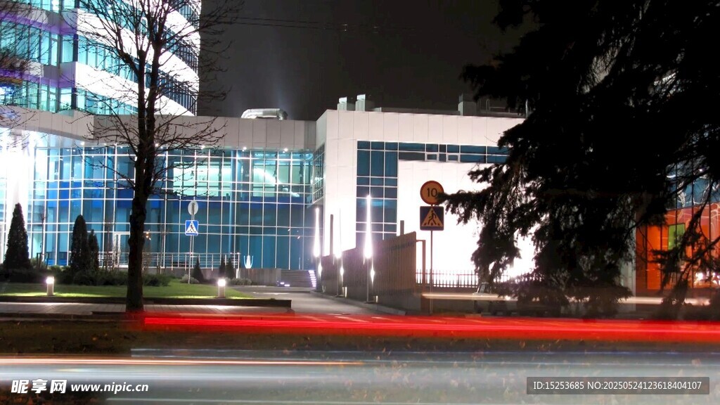 城市夜景中的現代建筑