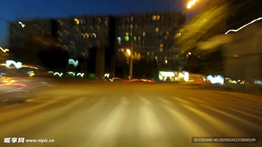 城市夜晚車流光影畫面