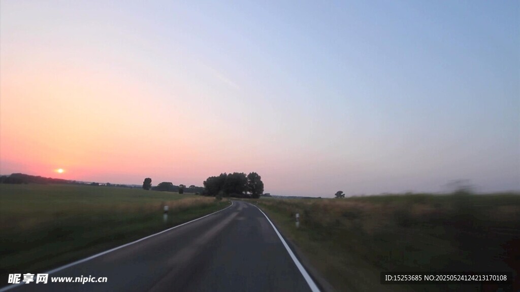 黃昏下的公路風景