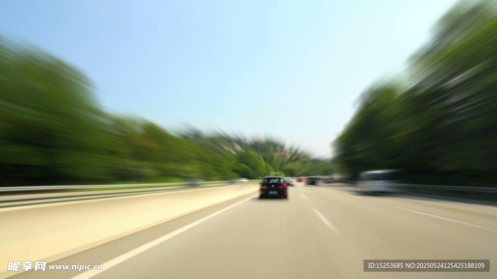公路上行駛的汽車畫面
