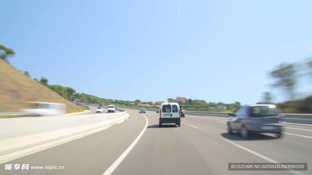 高速公路上行駛的車輛