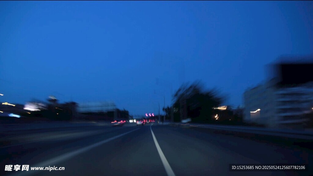 夜幕下的公路行駛景象
