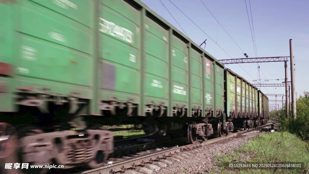 行駛中的綠色貨運列車