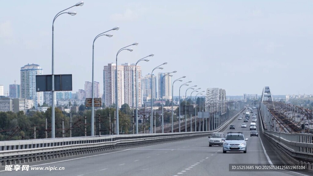 城市高架道路車輛行駛景