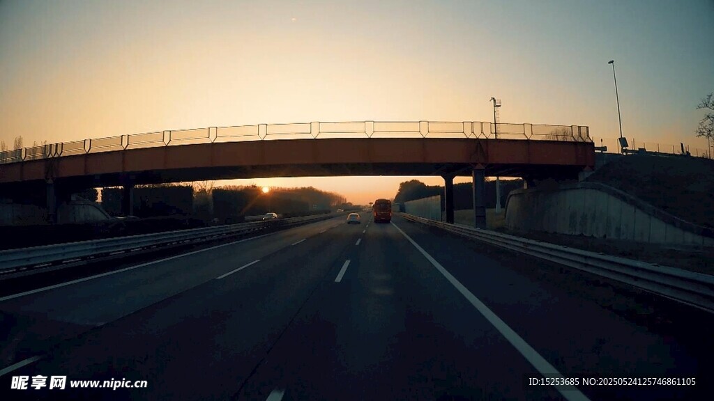 黃昏下的公路與高架橋