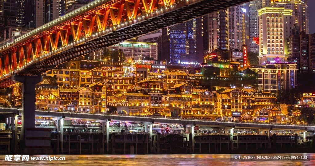 重慶夜景中的璀璨跨江大橋