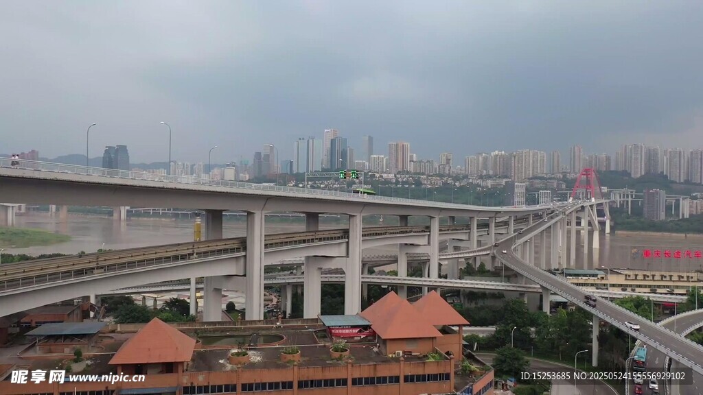 城市高架橋與傳統(tǒng)建筑景觀