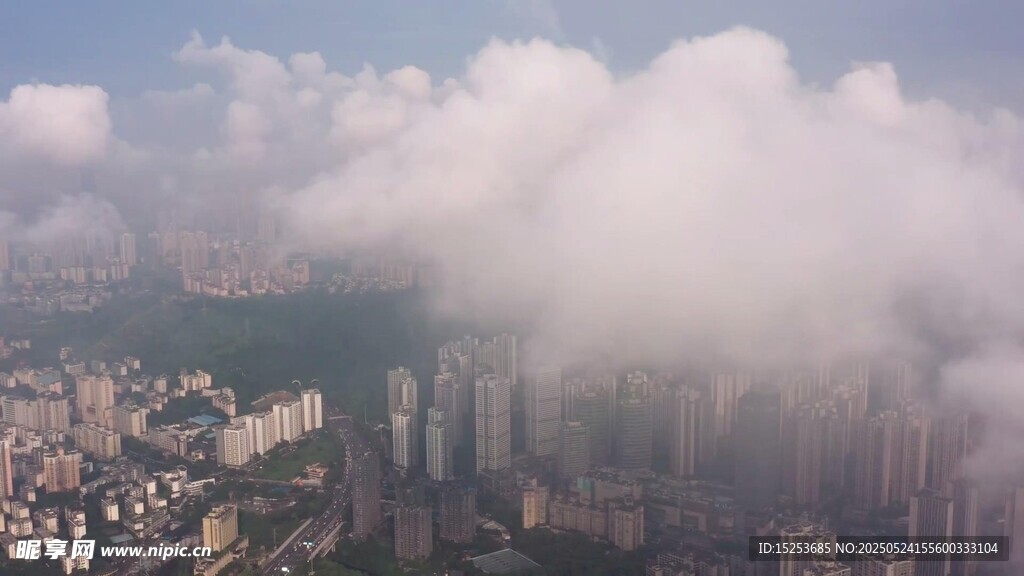 云霧繚繞中的城市景觀