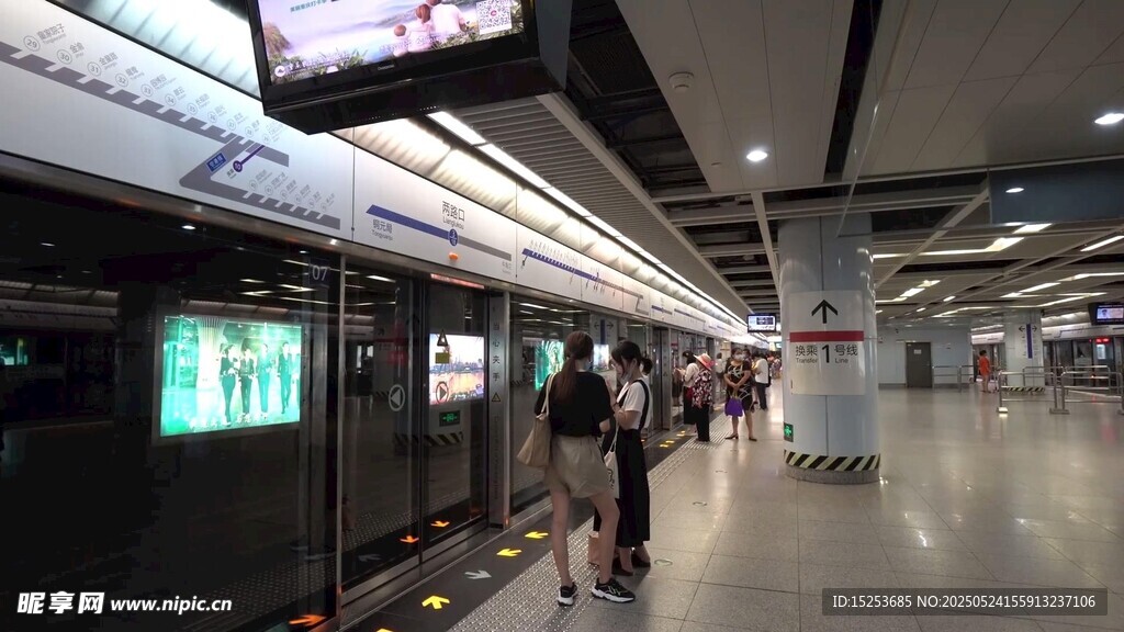 地鐵站內乘客等候場景