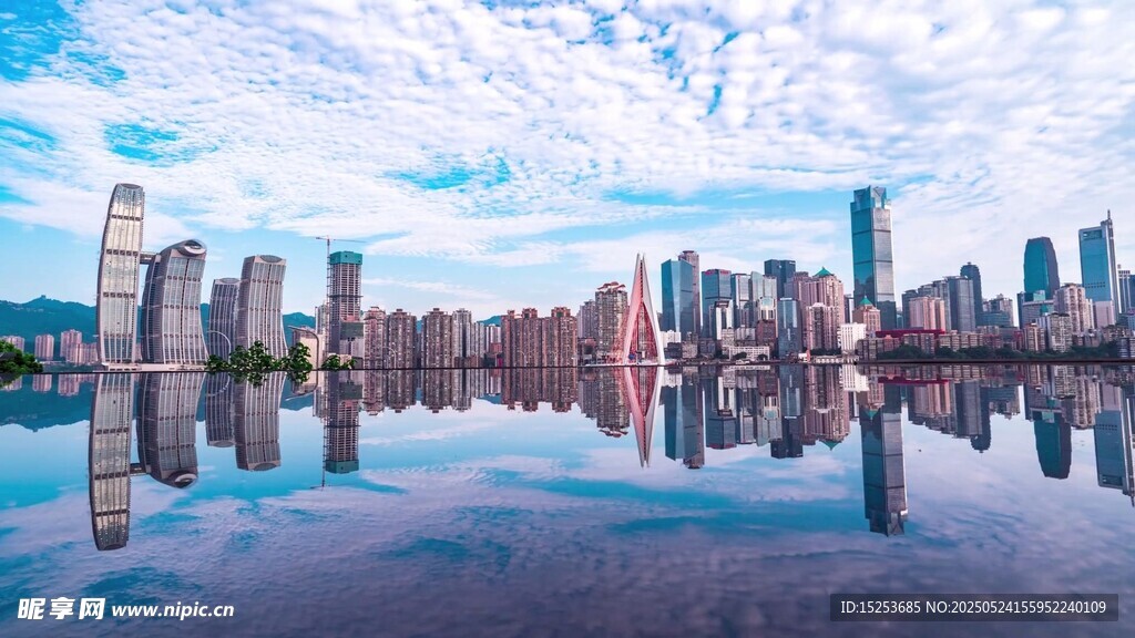 城市天際線與水面倒影美景
