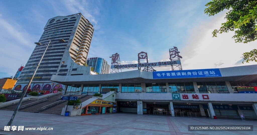 城市中的現(xiàn)代化公交站點(diǎn)