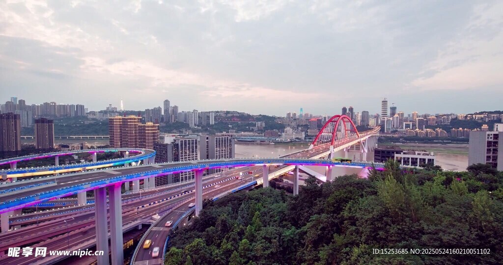 城市高架橋與周邊景致
