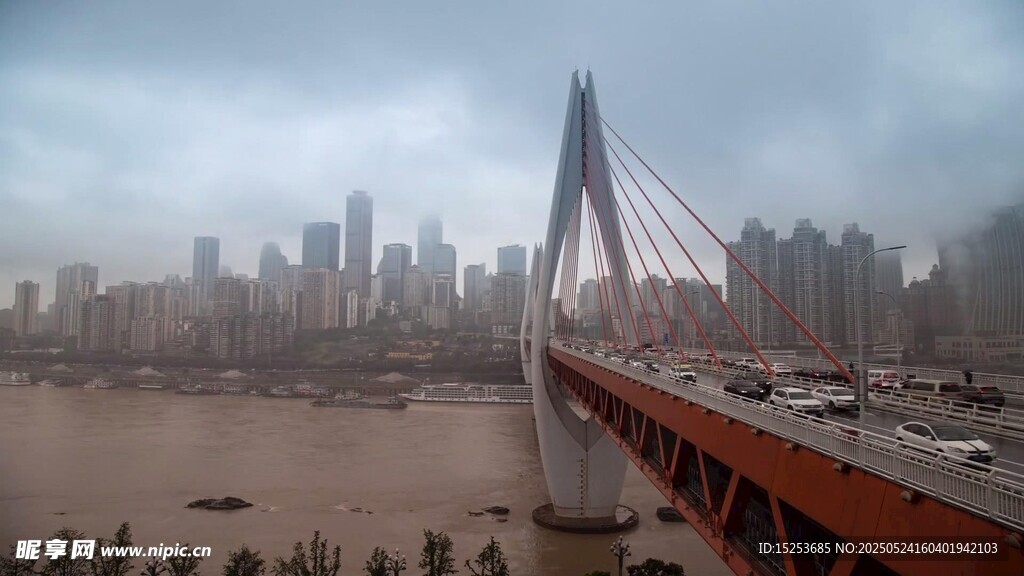 霧中跨江大橋與城市景觀