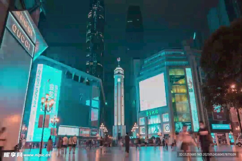 繁華都市夜景下的熱鬧廣場