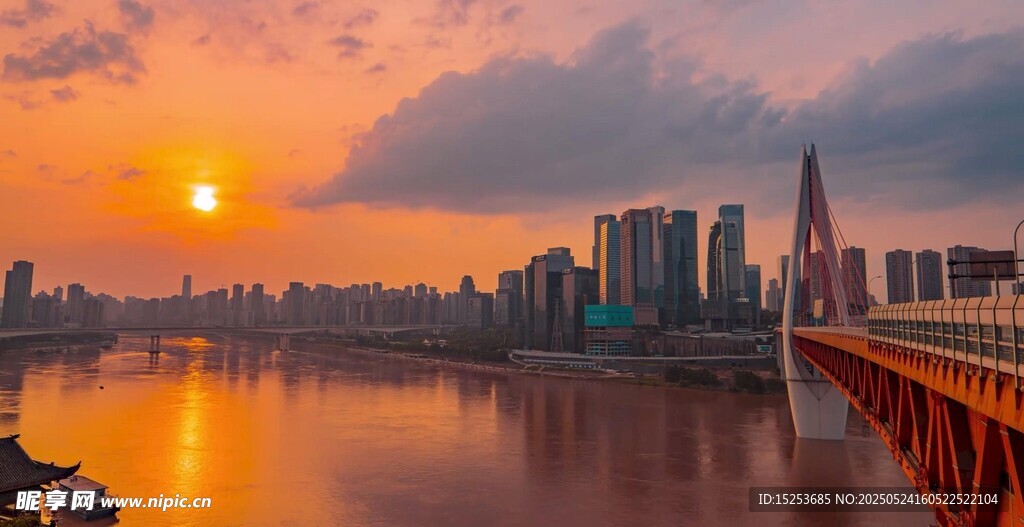夕陽下的城市江畔美景