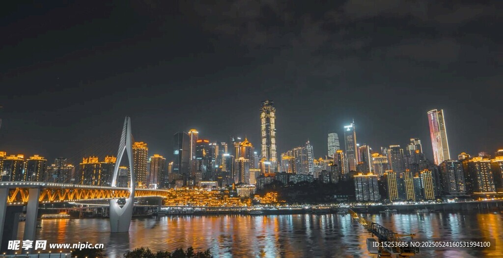 璀璨夜景下的城市河畔風光